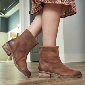 Dansko Brianne waterproof burnished suede boots. Size 39 (8.5-9)